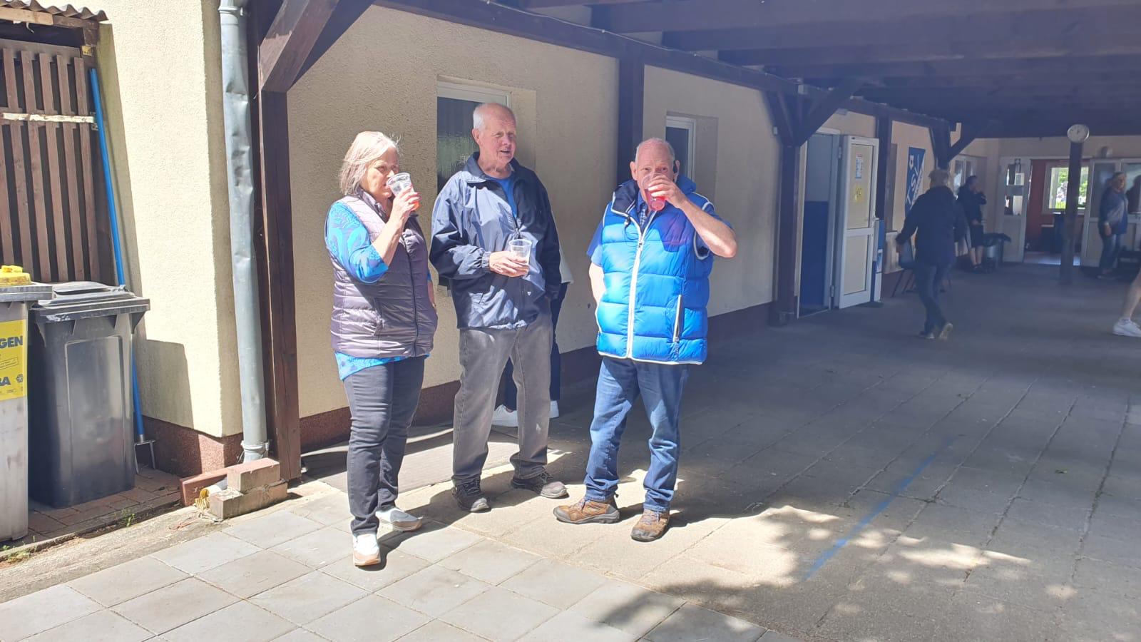 Besucher beim geselligen Beisammensein