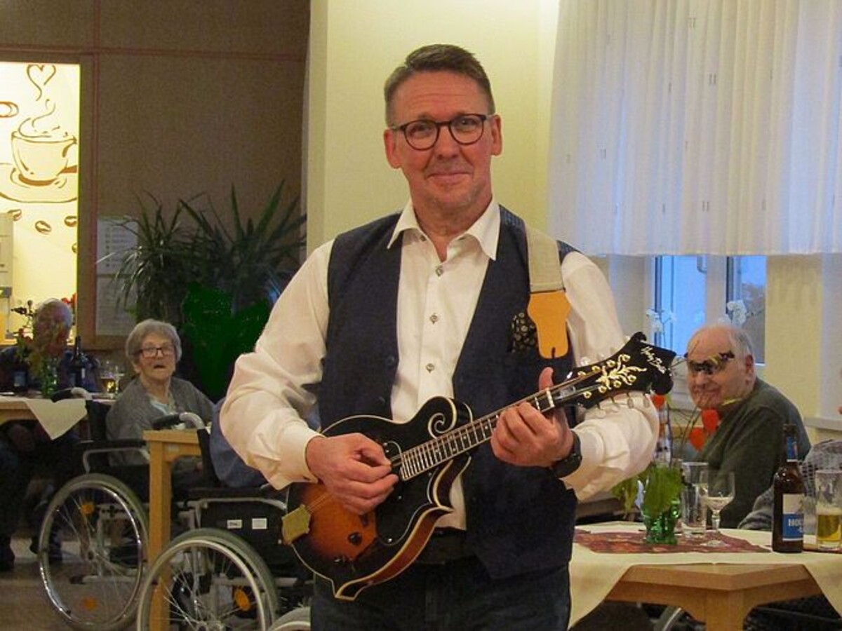Bernd Müller spielt Mandoline vor Senioren im Kursana Domizil Bad Muskau