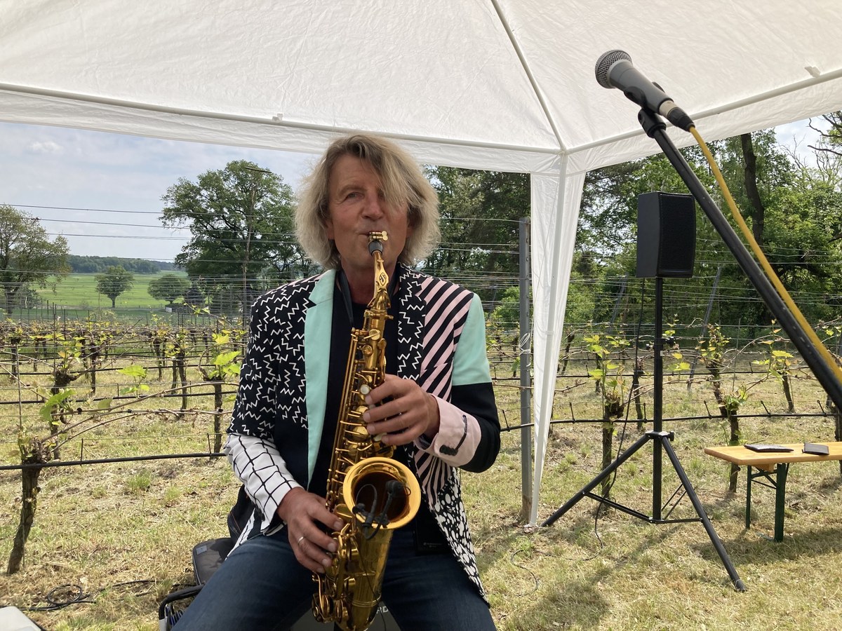 Frank Widzgowski spielt Saxophon beim Grill & Chill Event