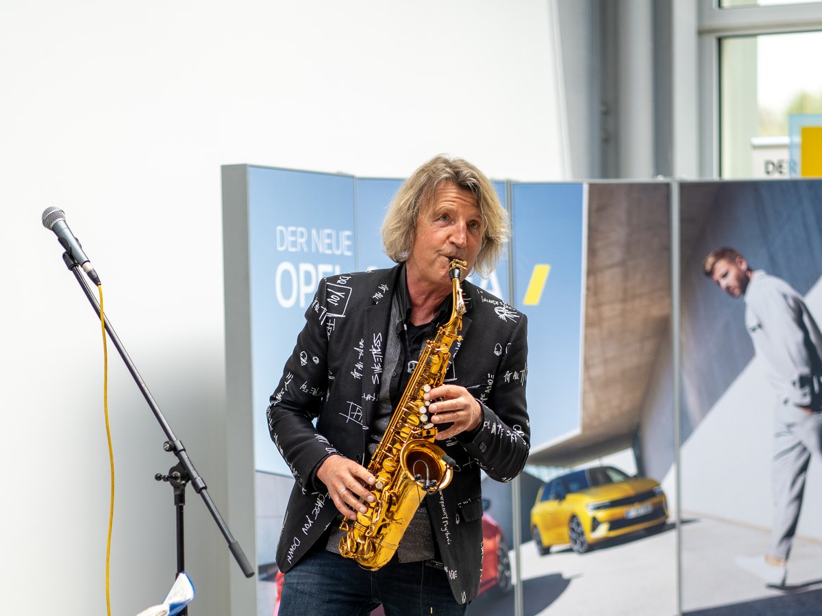 Frank Widzgowski mit Saxophon beim Tulpenfest Luckau