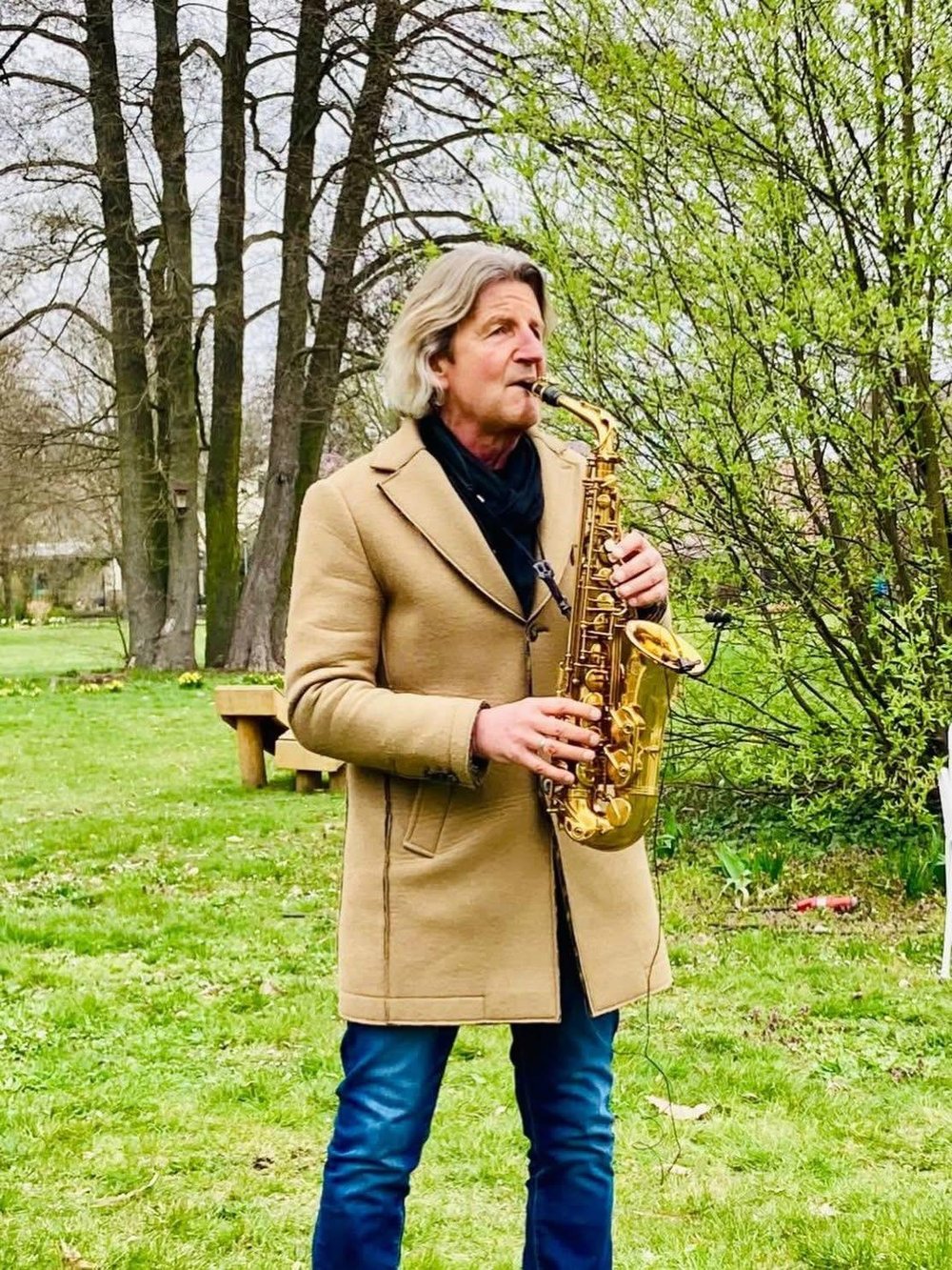 Frank Widzgowski mit Altsaxophon, Portraitaufnahme