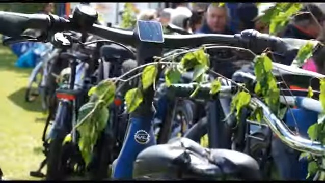 Festlich mit frischem Grün geschmückte Fahrräder beim Männertag 2026 in Groß-Schacksdorf – Himmelfahrtstradition der MIWE Eventagentur
