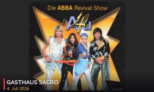 ABBA Revival Show A4u im Gasthaus Sacro am 4. Juli 2026 - die vier Musiker in glitzernden 70er-Buehnenkostuemen