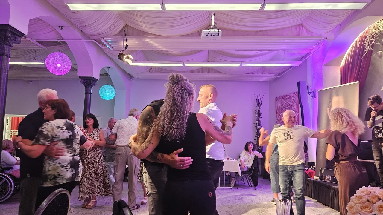 Gäste tanzen im Saal des Kaiserlichen Postamts Forst beim Solokonzert von Mike van Hyke
