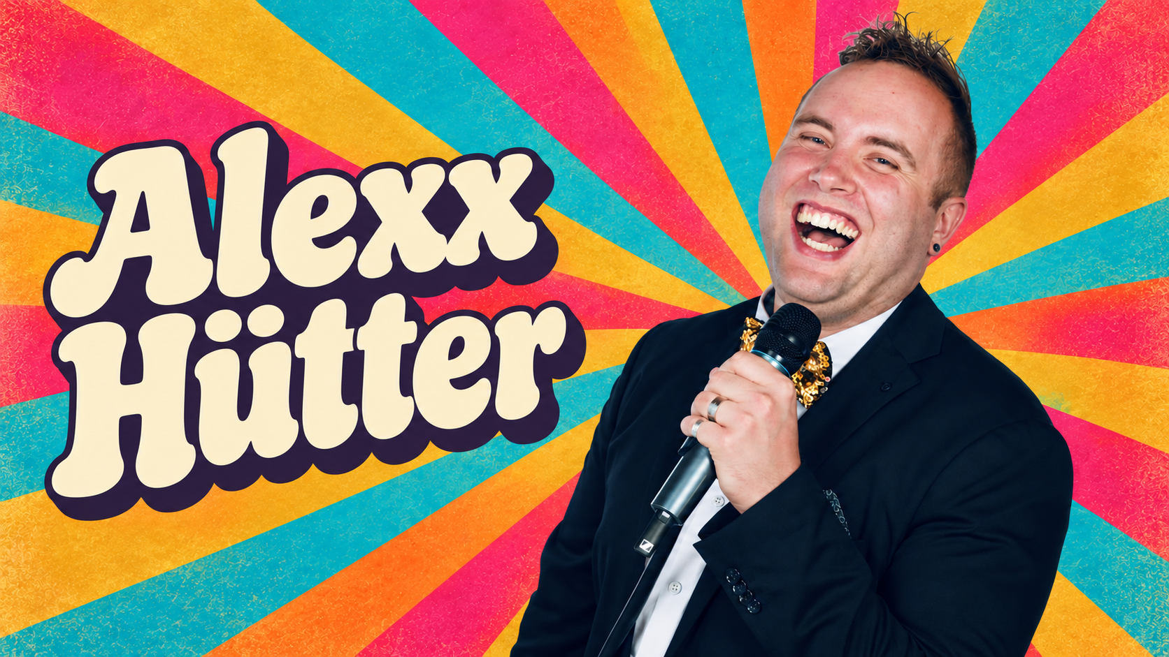 Alexx Hütter – Name links im Retro-Schriftzug, Künstler rechts vor buntem Bühnenhintergrund